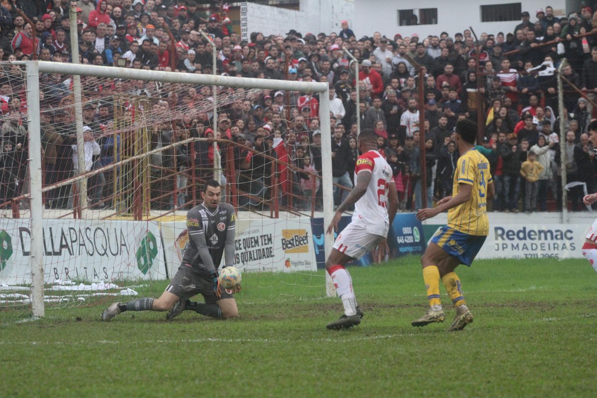 Primeiro tempo foi de poucas chances, sendo a mais clara a favor do Inter-SM (Foto: Lucas Rhamon - ECP)