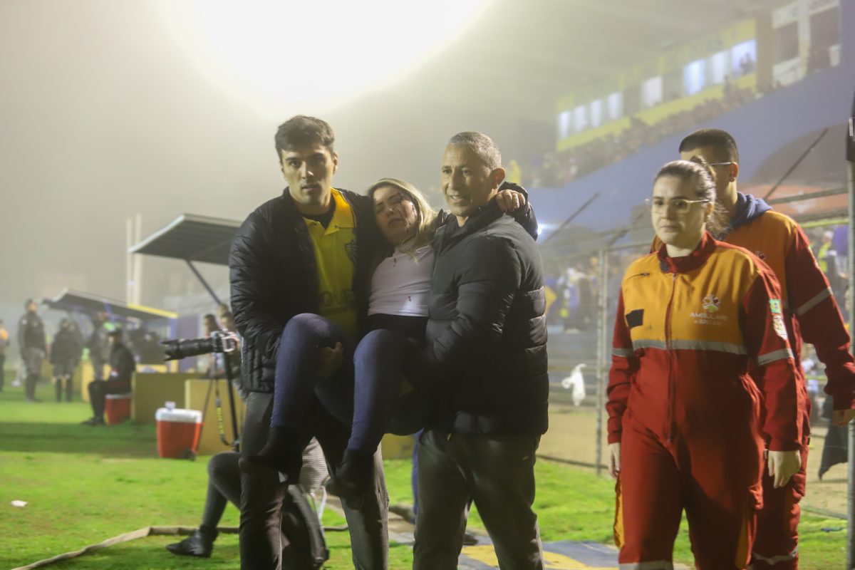 Uma torcedora foi atingida por uma pedra durante confusão entre as torcidas (Foto: Jô Folha)