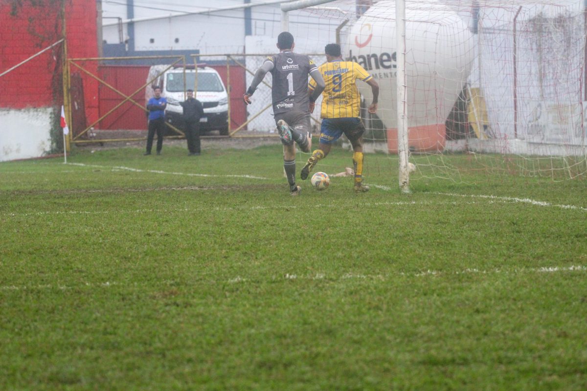 Warlei aproveitou falha de Rodrigo Augusto e Copetti para fazer 2 a 0 (Foto: Lucas Rhamon - ECP)