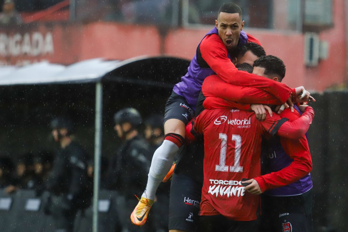 Tarde foi de chuva e muita festa rubro-negra na Baixada (Foto: Jô Folha)