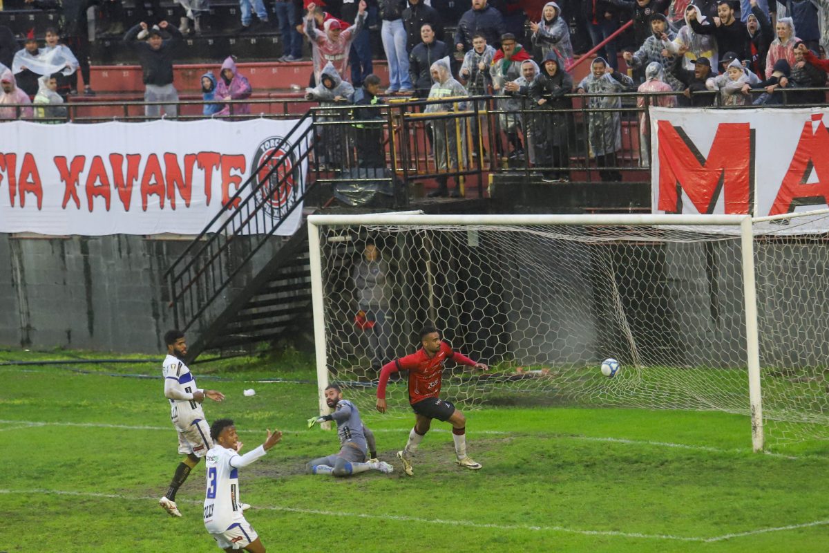Lucão deixou sua marca na vitória sobre o Água Santa (Foto: Jô Folha)