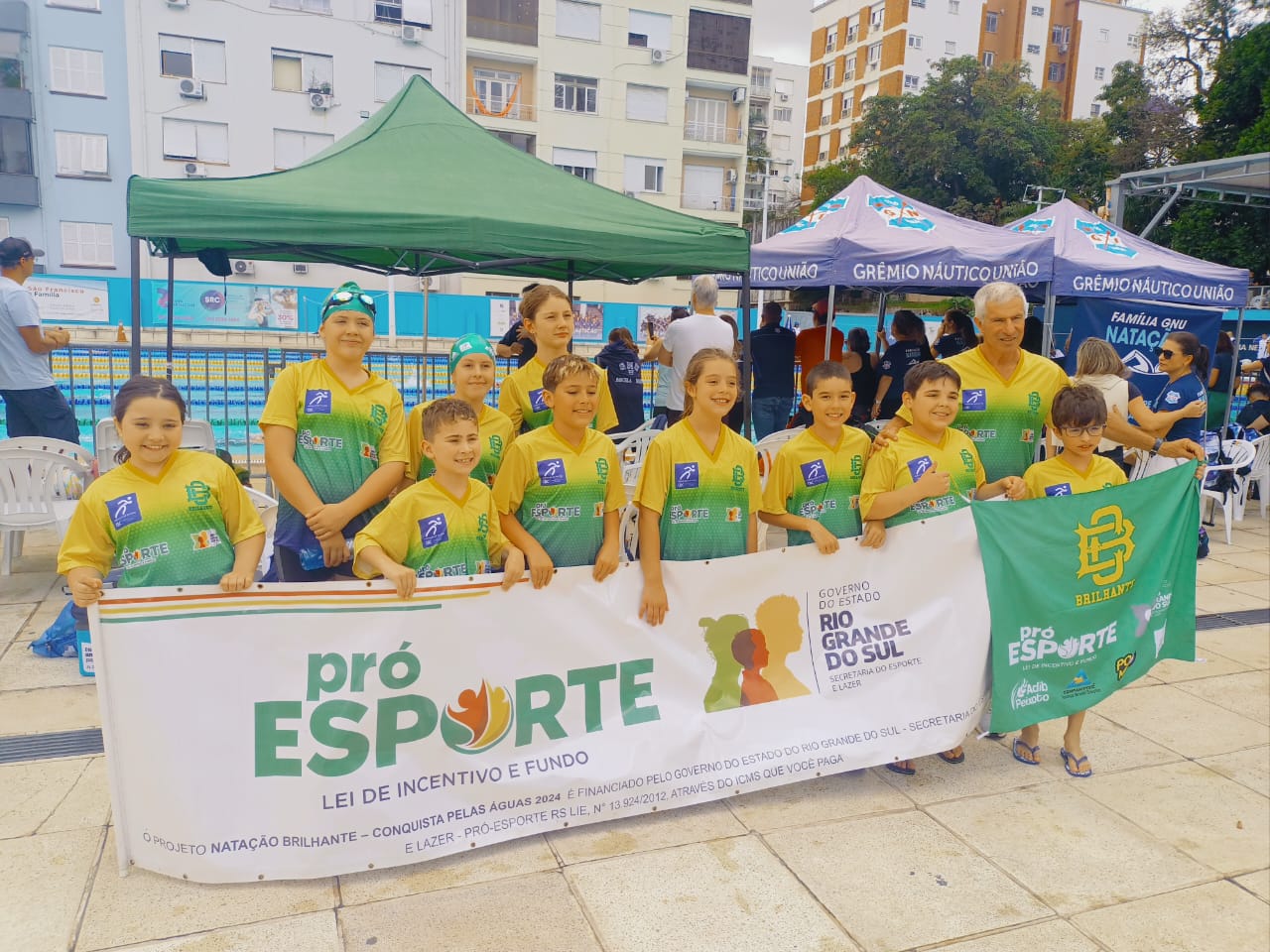 Natação do Clube Brilhante participa de Festival Mirim e Petiz
