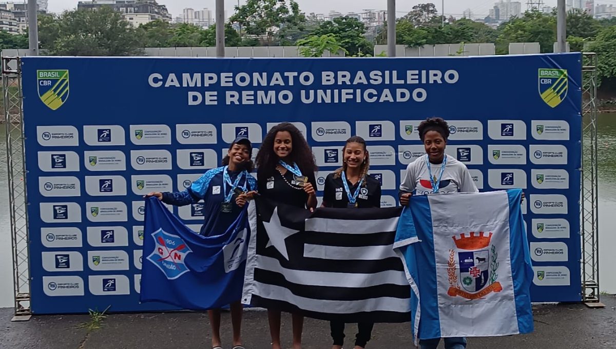 Helen Belony Centeno do Remar para o Futuro ao lado de Evelen Cardoso (GNU) e das atletas do Botafogo (Foto: Divulgação)