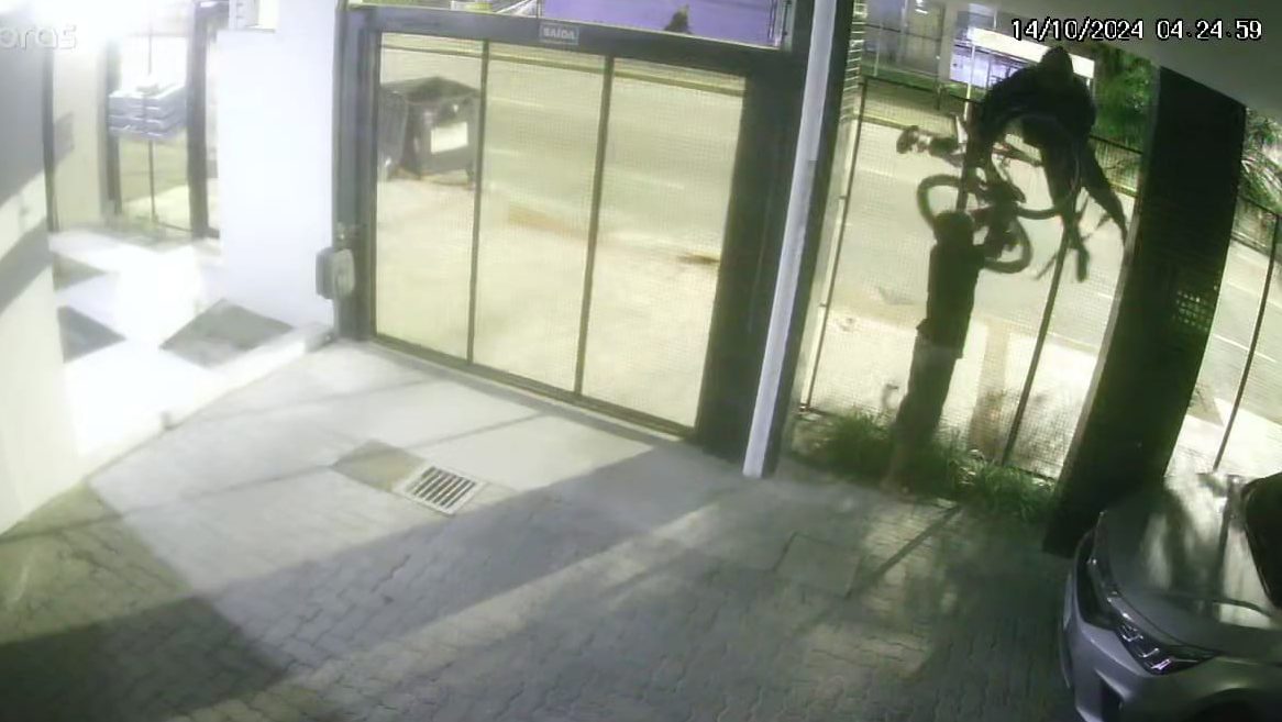 Ladrões furtam bicicletas ao lado de posto de BM