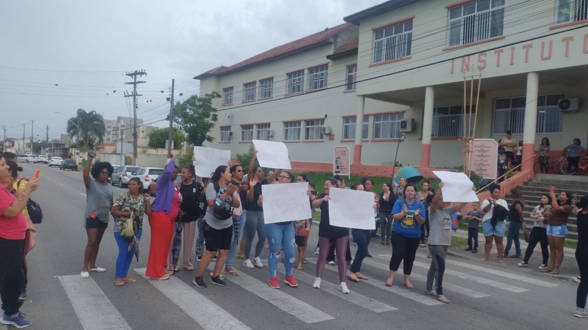 Mães de alunos protestam contra fim do ensino fundamental no Imdaz