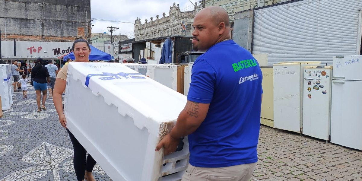 Projeto realiza troca de geladeiras em Pelotas