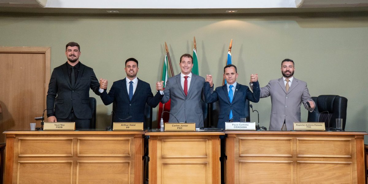 Vereadores são empossados e elegem Carlos Júnior presidente do Legislativo