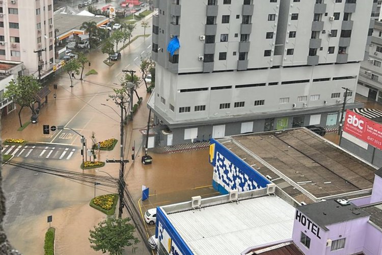 Fortes chuvas alertam a população e turistas em Balneário Camboriú