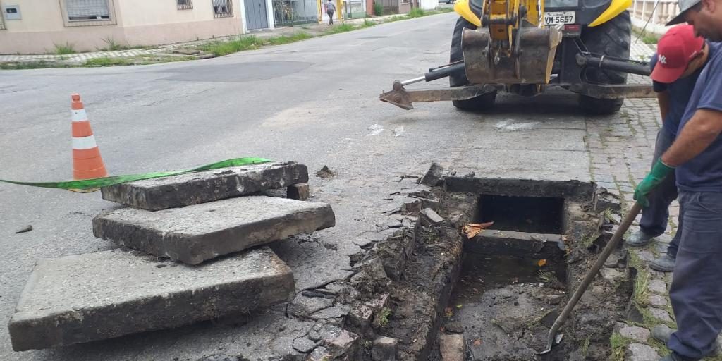 Prefeitura de Rio Grande faz limpeza de bocas de lobo