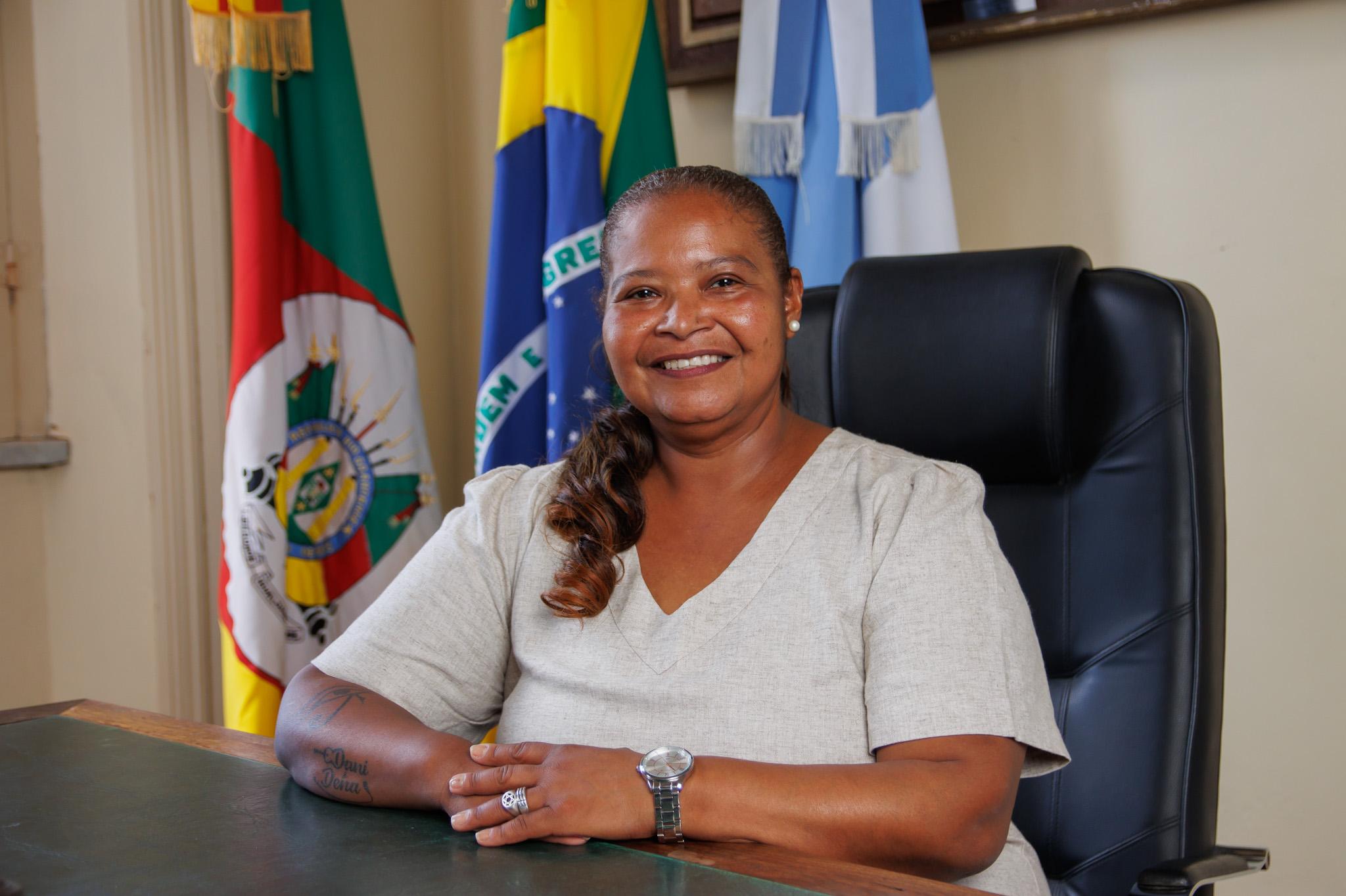 Dani Brizolara é a primeira mulher negra a assumir prefeitura de Pelotas