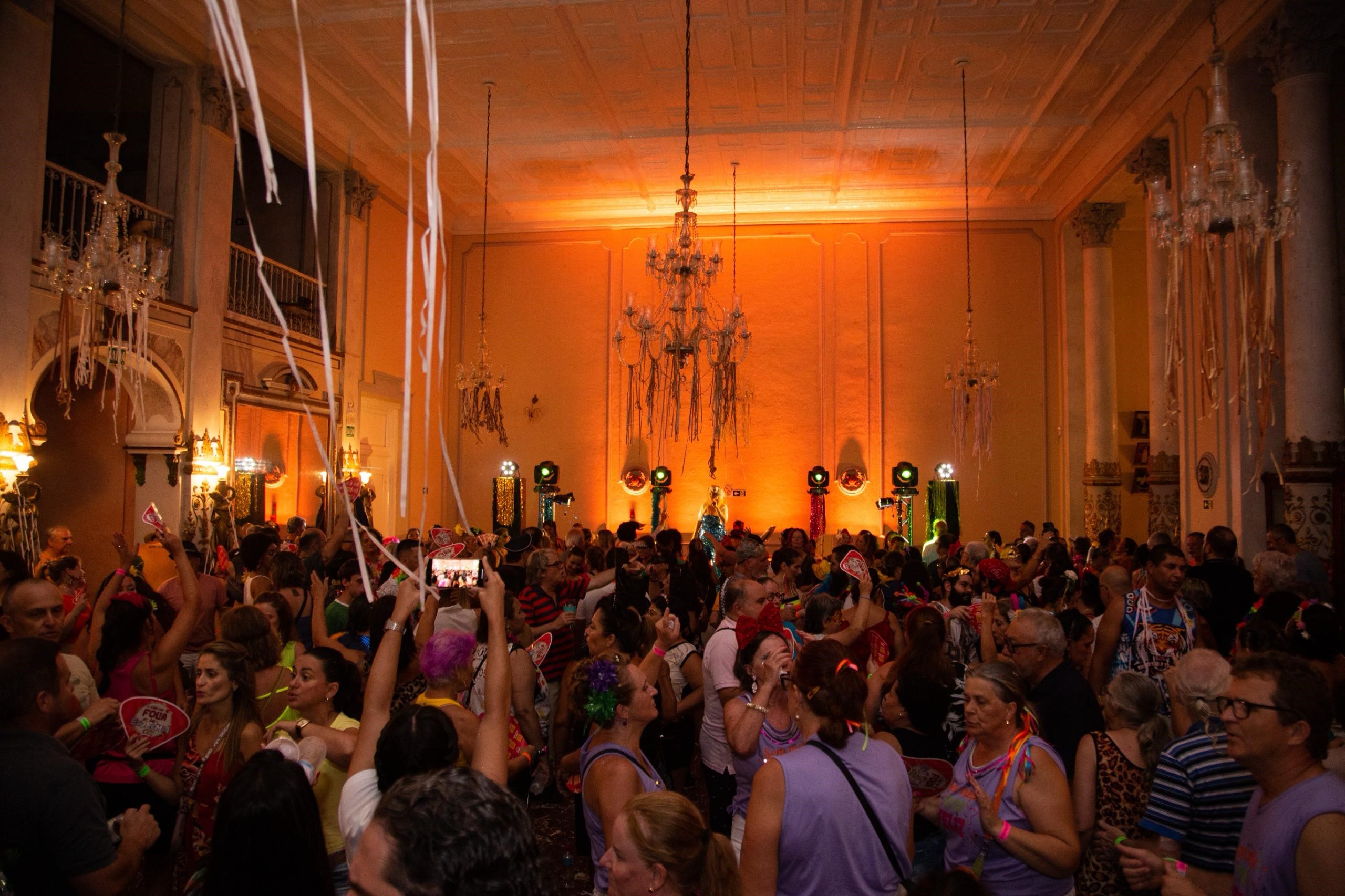 Xana Gallo e Caixeiral revivem os bailes à moda antiga