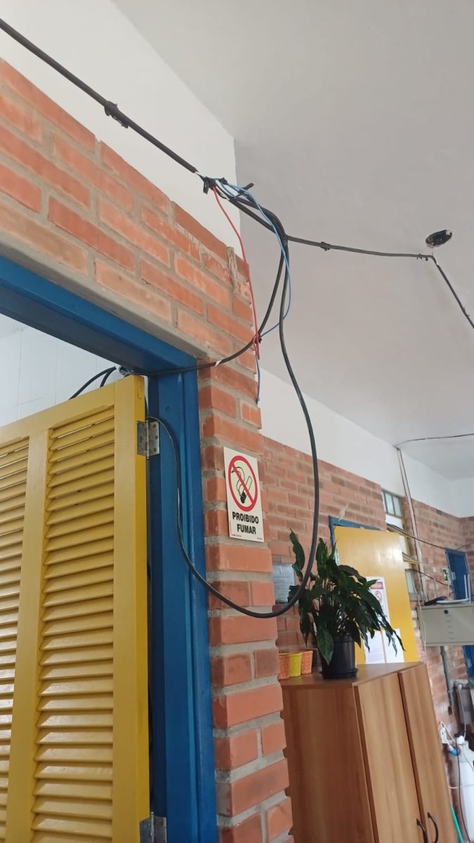 Sem luz desde 2023, escola estadual da região tem sistema elétrico improvisado