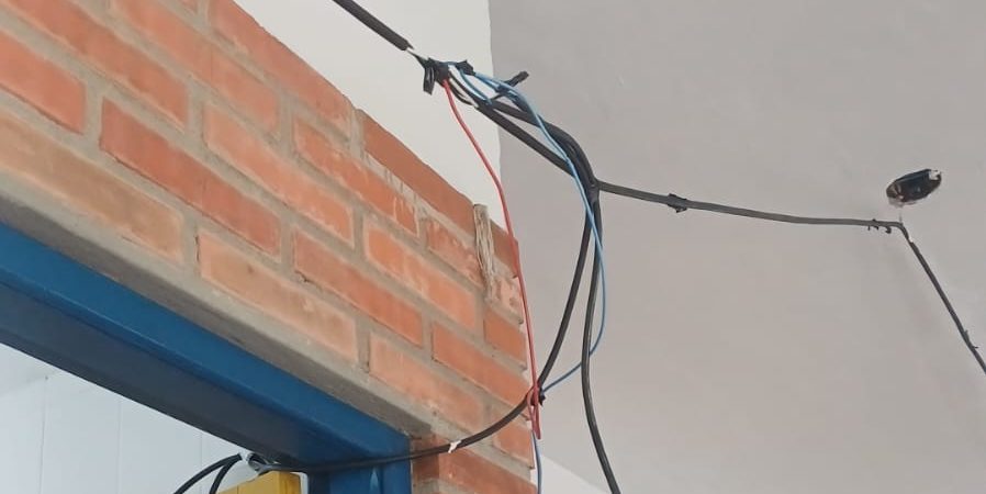 Sem luz desde 2023, escola estadual da região tem sistema elétrico improvisado