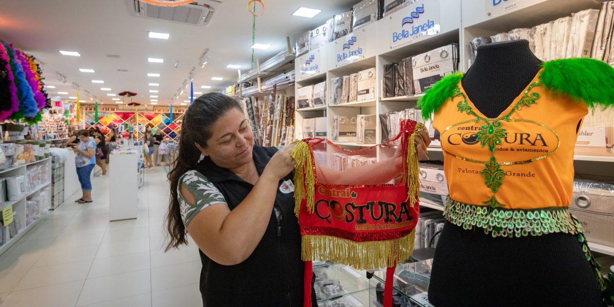 Customização de abadás dão ritmo às vendas no Carnaval em Pelotas