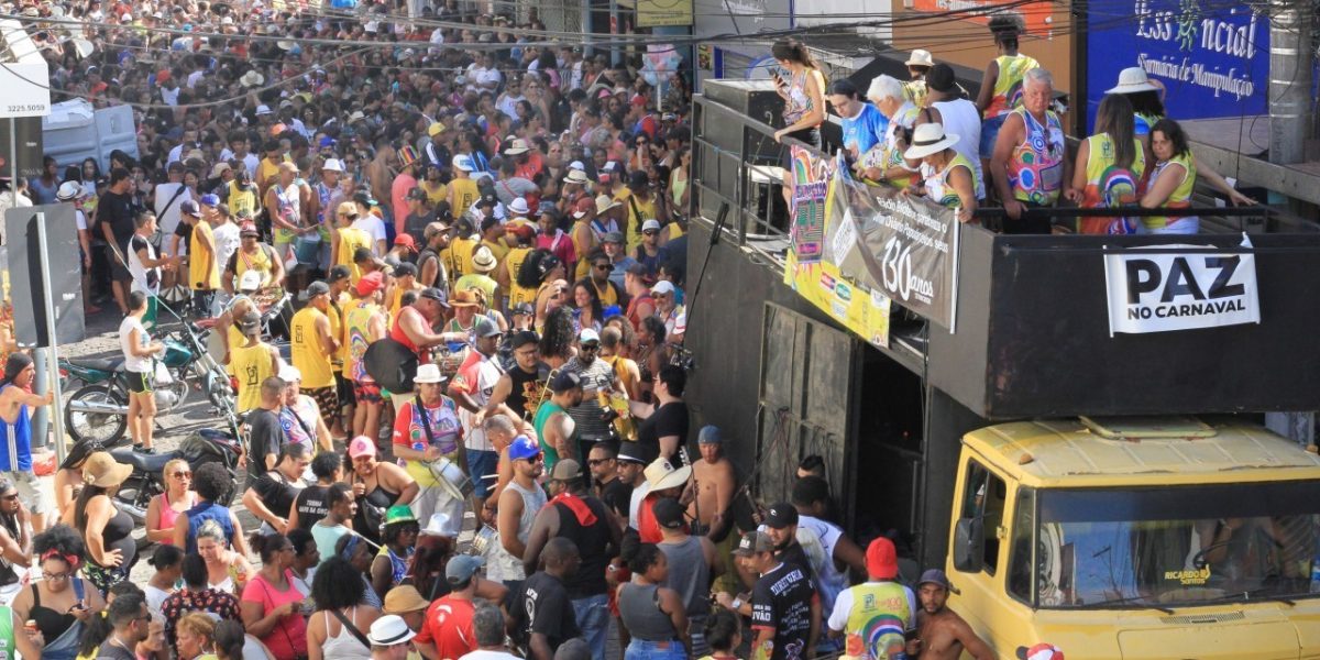 Primeiro dia de carnaval movimenta a região