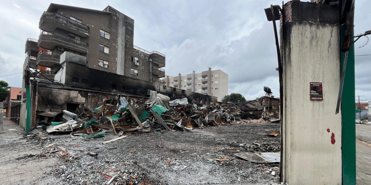 Moradores de prédio vizinho ao Paraíso seguem fora de casa