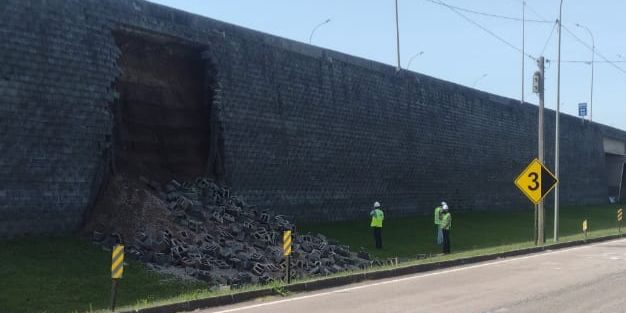 Parede de viaduto próximo à 25 de julho desmorona mais uma vez