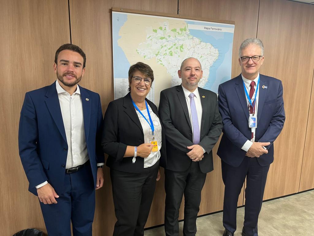 Prefeita de Rio Grande discute Ferrovia Norte-Sul em Brasília
