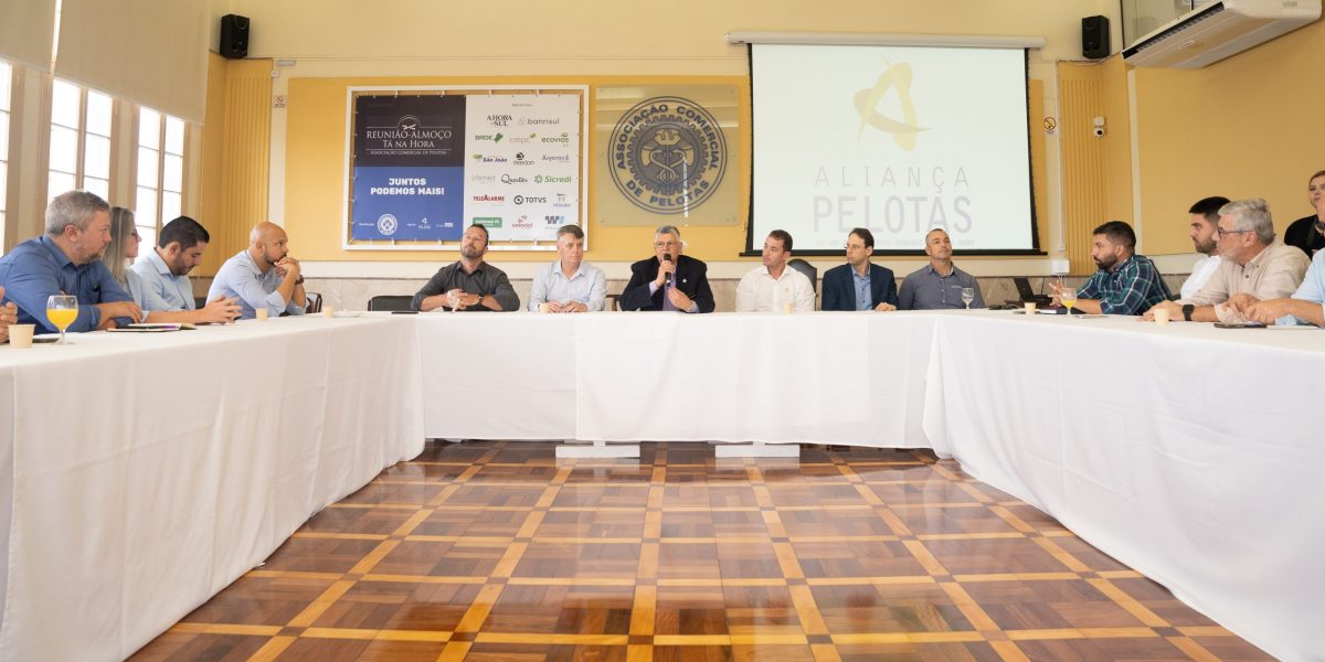 Empresários recebem vereadores para discutir demandas locais