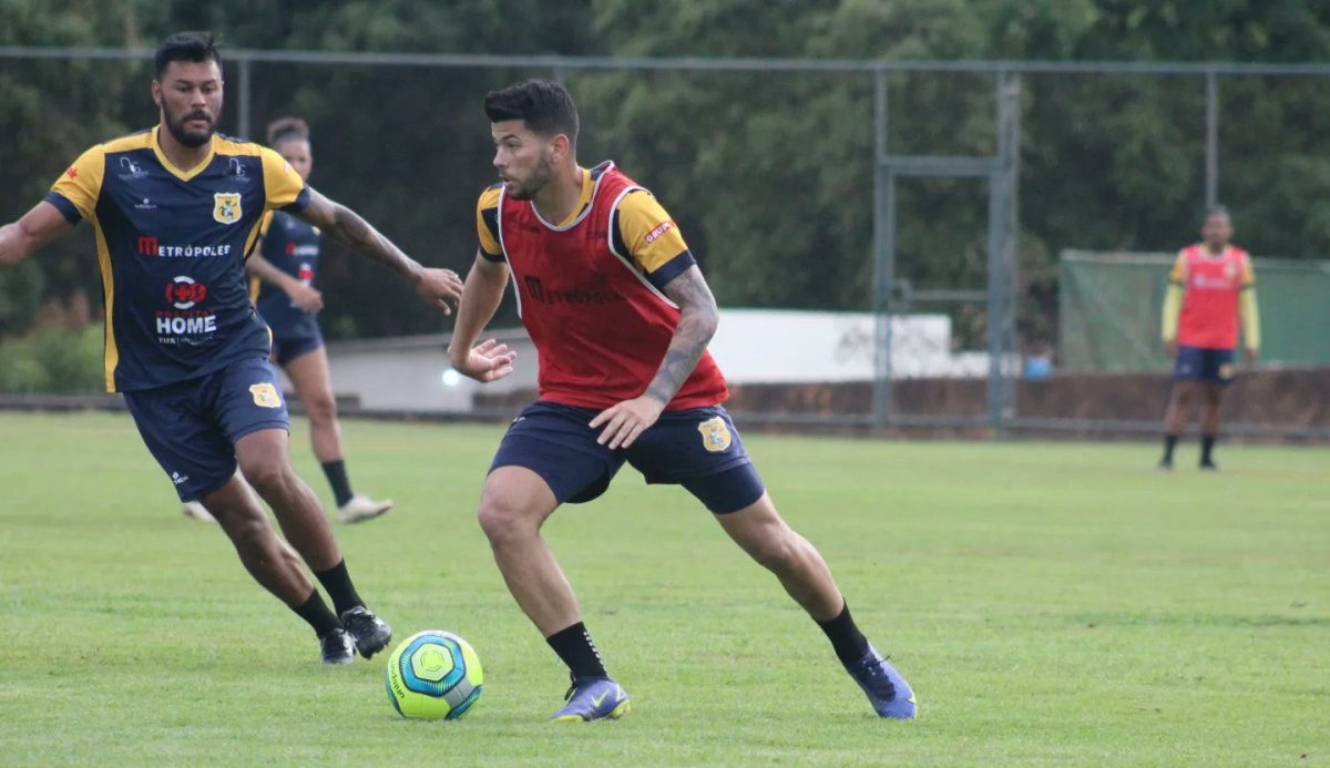 Brasil contrata o volante João Torres