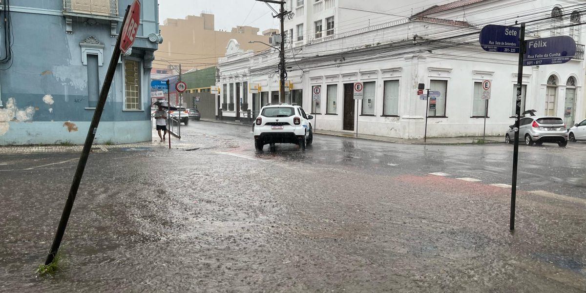 Chuva intensa volta a alagar Pelotas e expõe falta de soluções