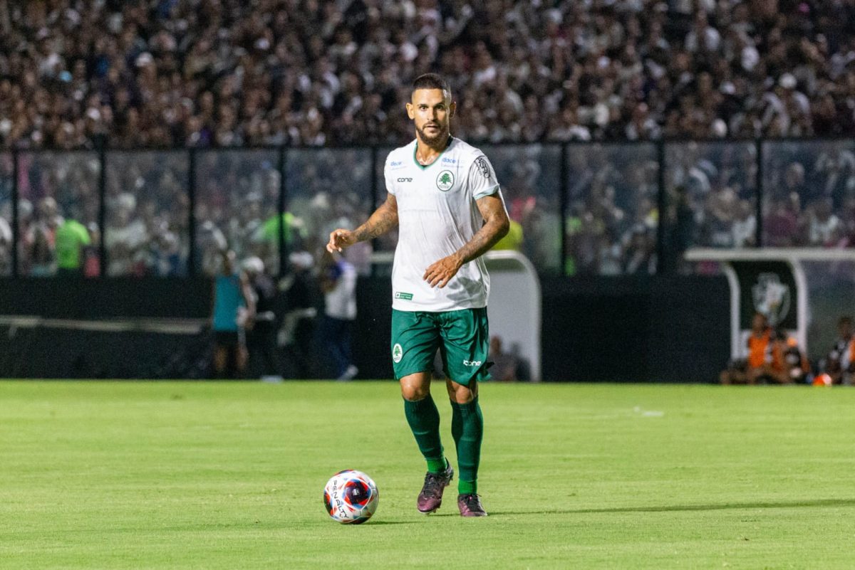 Lucas Lucena é o novo reforço do Brasil