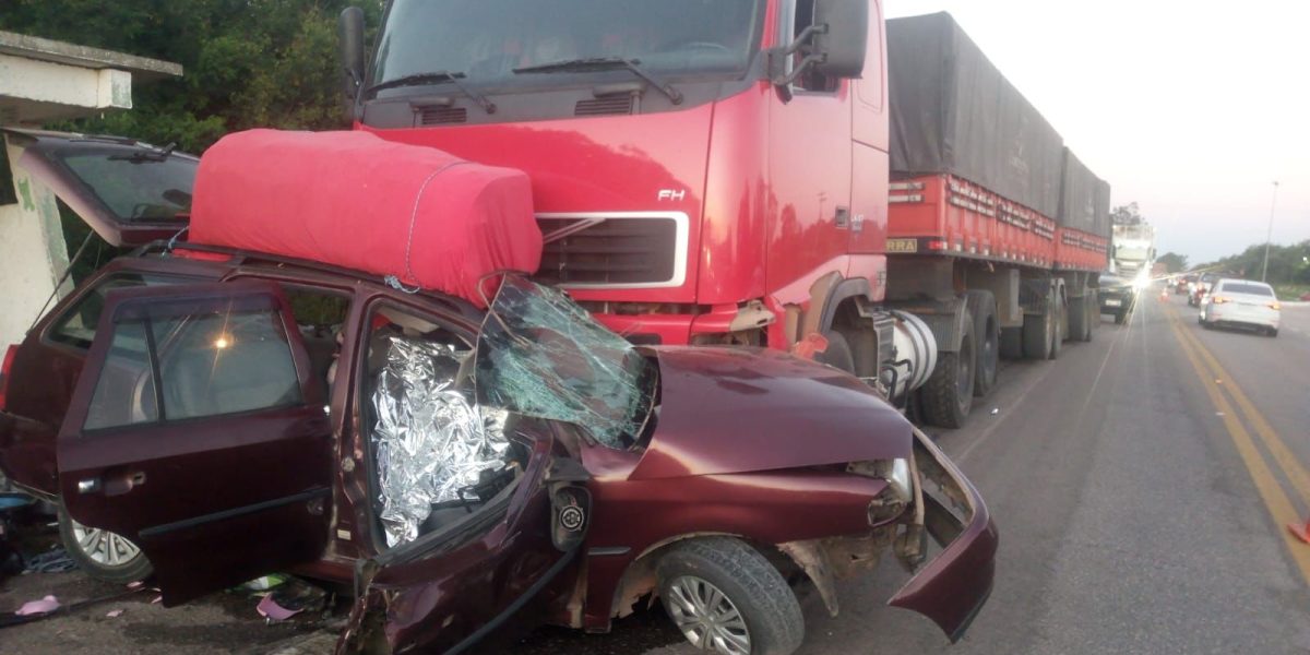 Duas pessoas morrem em acidente na BR-293