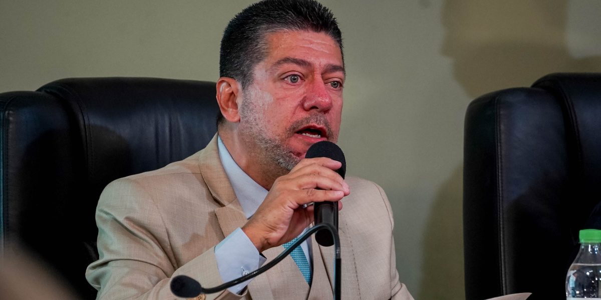 Secretário promete diminuir tempo de espera para licenças