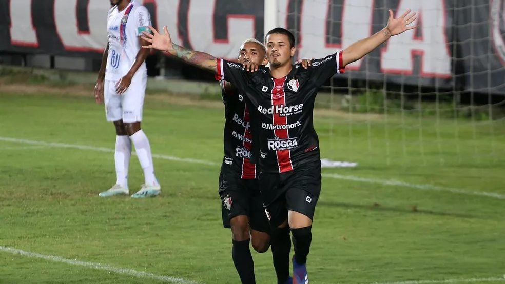 Brasil fecha com centroavante Alison Mira