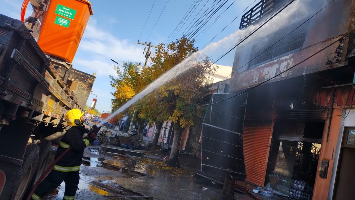 Incêndio atinge prédio de supermercado no Chuí