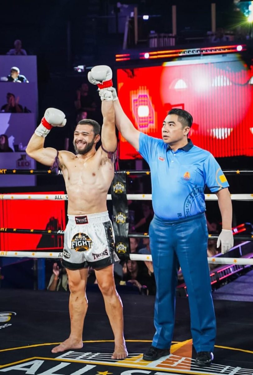 Douglas Menna vence luta no mais antigo estádio de muay thai do mundo