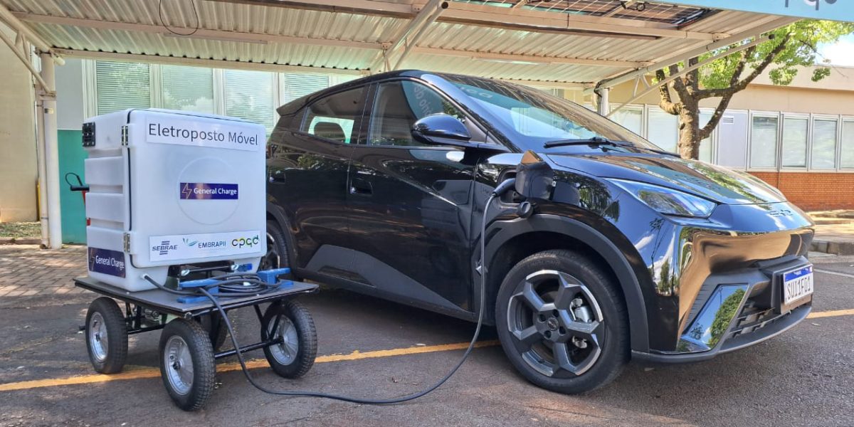 Pelotenses criam eletroposto móvel para recarga de carros em estradas