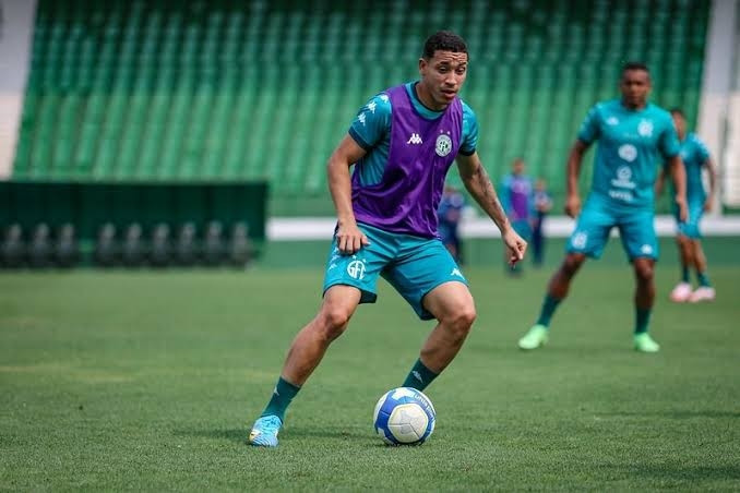 Xavante acerta com atacante