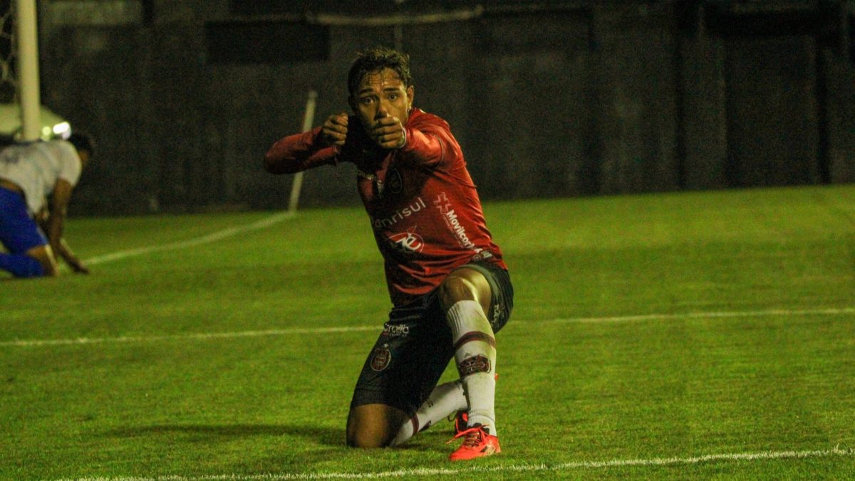 Com um a menos, Brasil supera o Barra por 1 a 0 na estreia