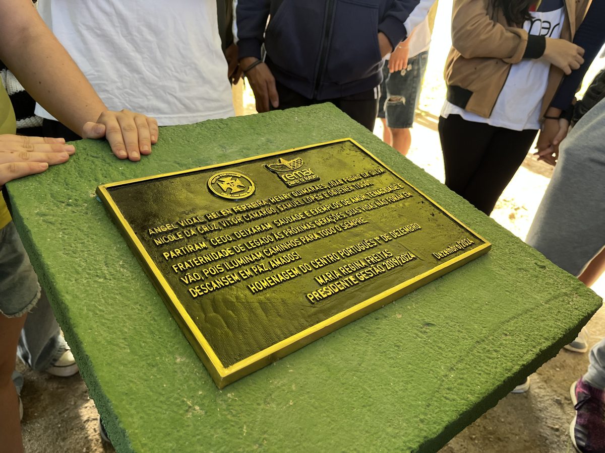 Vítimas do acidente são homenageadas com placa