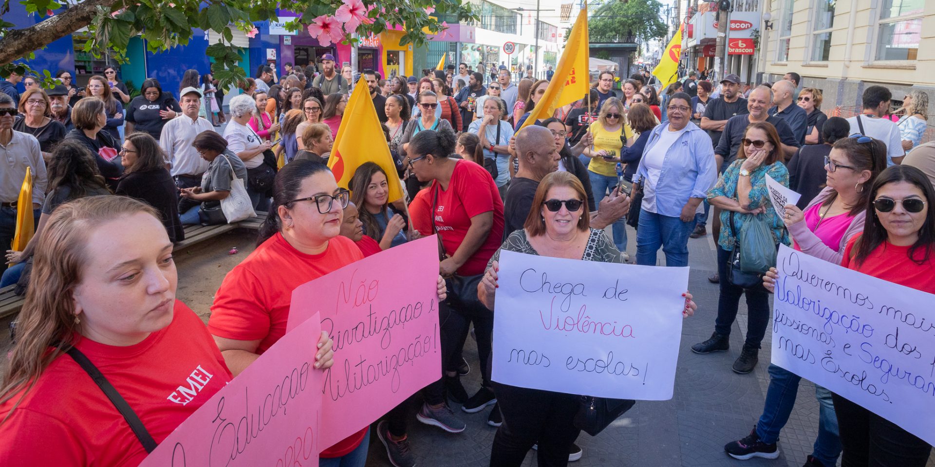 Professores protestam por valorização de profissionais da educação
