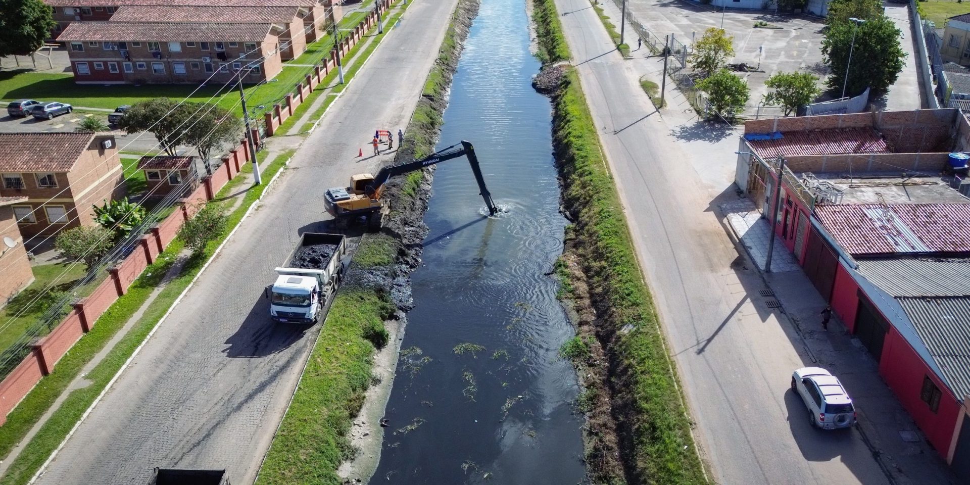 Descarte irregular de lixo compromete canais dias após limpeza e facilita alagamentos