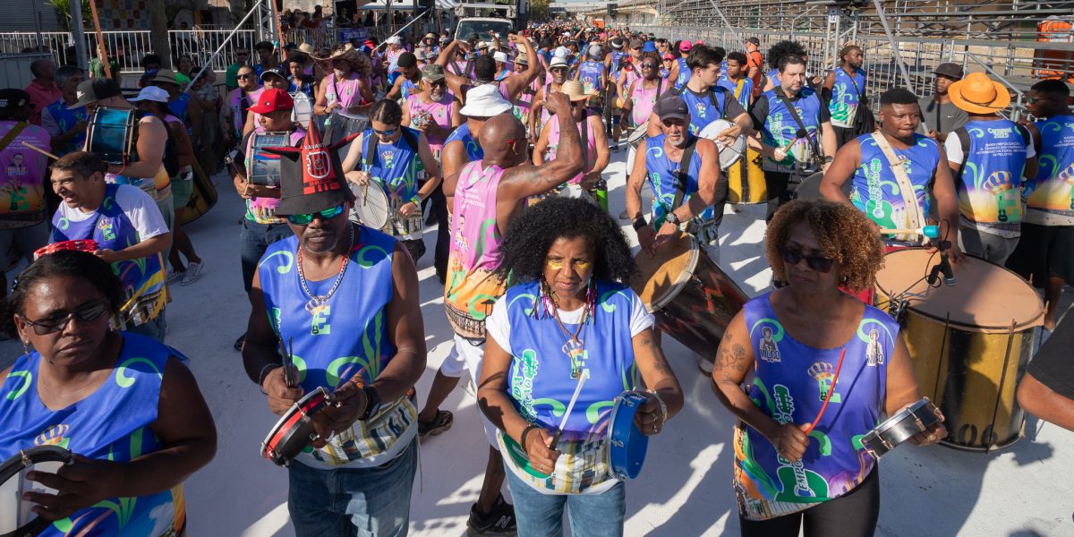 Mais de 1,6 mil foliões participam da abertura oficial do Carnaval de Passarela