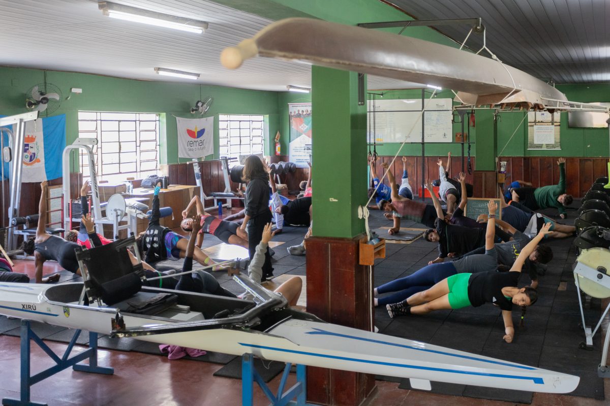 Atletas da equipe, pré-equipe e aspirantes começam os treinos juntos, mas depois do aquecimento se dividem em três grupos (Foto: Jô Folha)