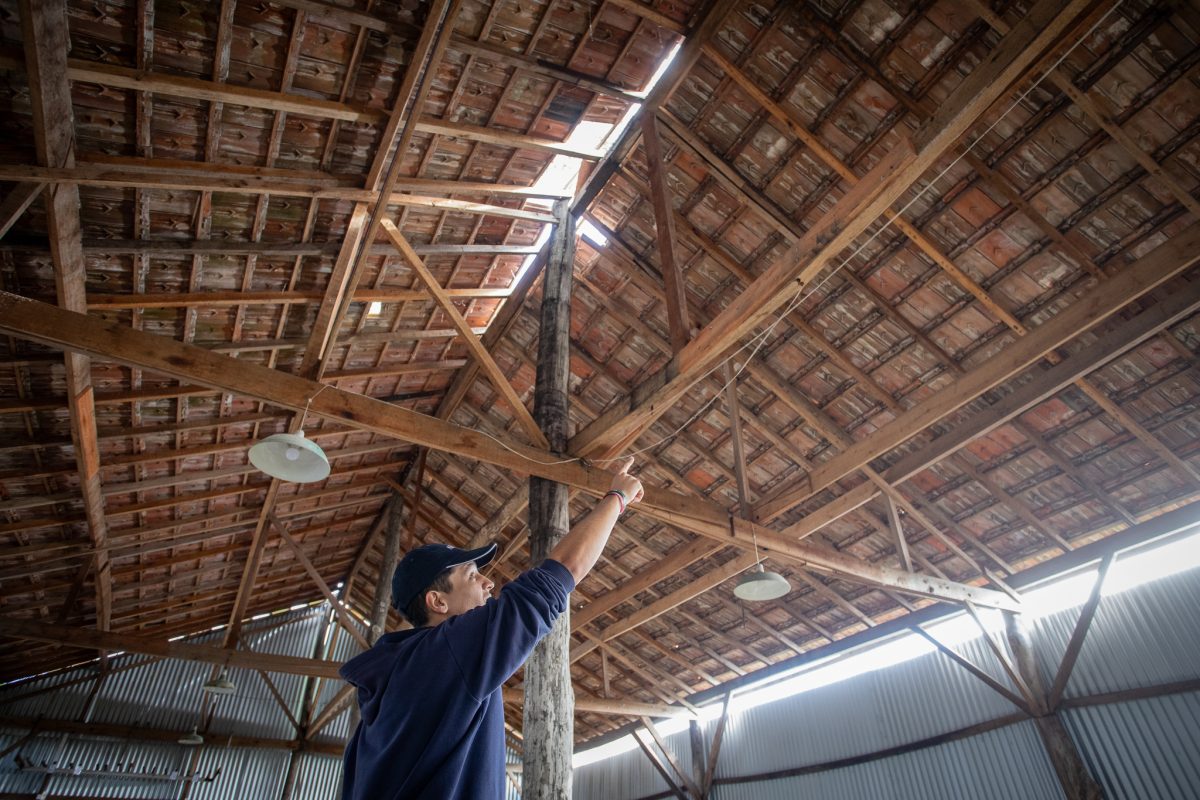 Na garagem onde antigamente ficavam guardados os barcos, estrutura danificada impede uso, e espaço está vazio (Foto: Jô Folha)