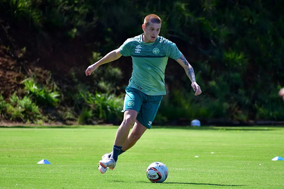 Zagueiro Vitor Becker reforça o Brasil