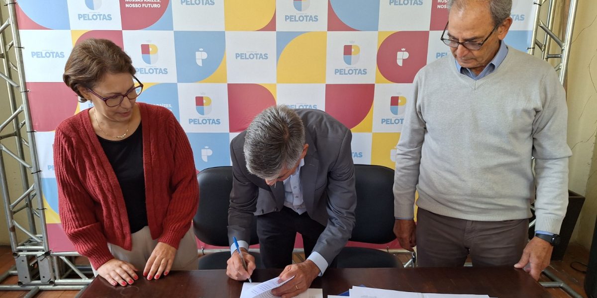 Marroni assina convênio para Apae ampliar atendimento a autistas