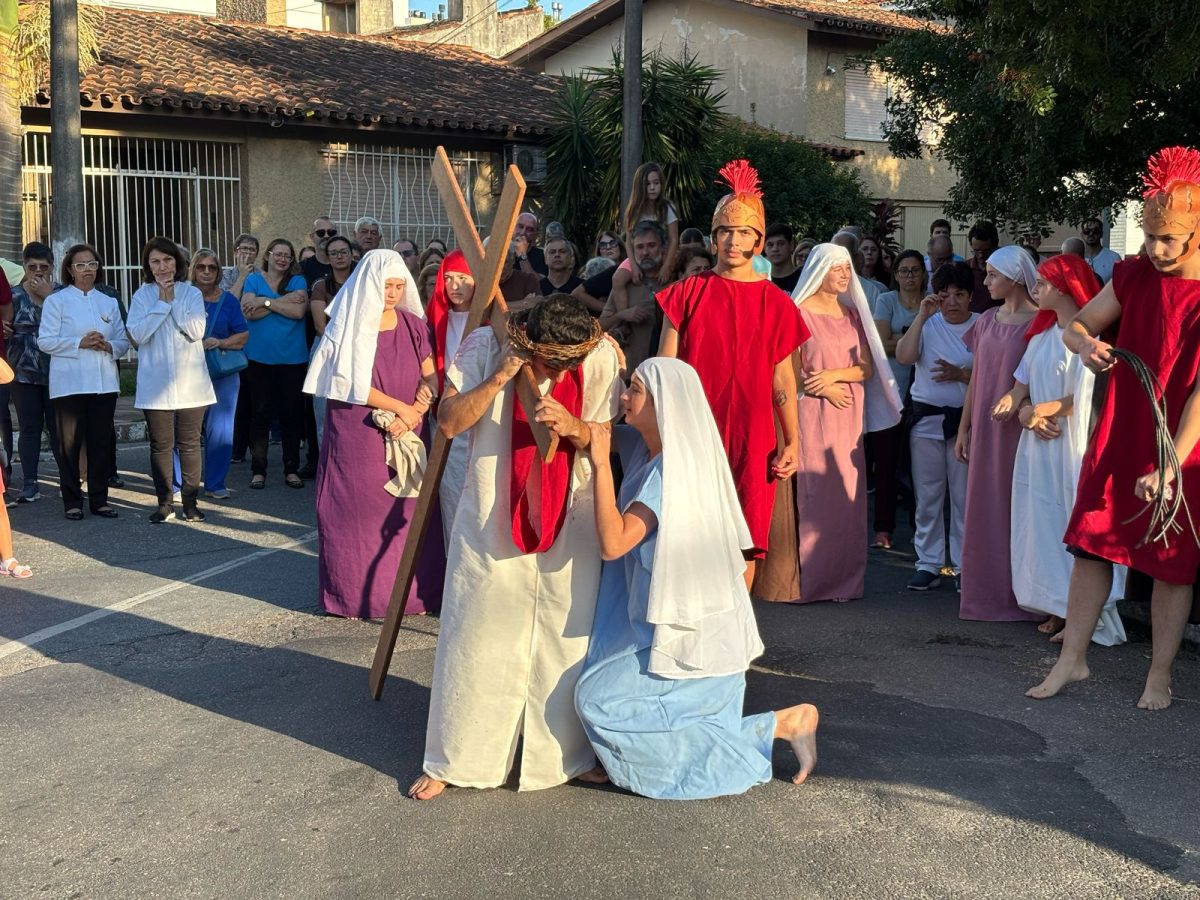 Grupo jovem da Paróquia da Luz encena a tradicional Via Sacra