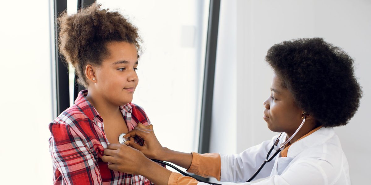 Mais jovens na sala de espera de consultórios médicos