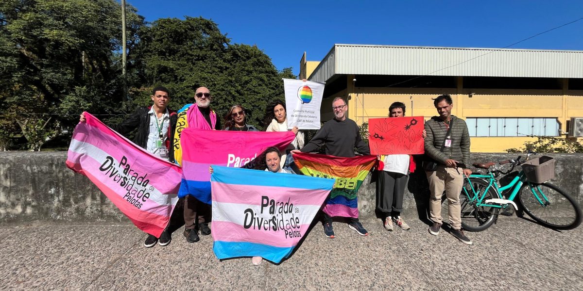 Ato em Pelotas pede revogação de norma que restringe afirmação de gênero