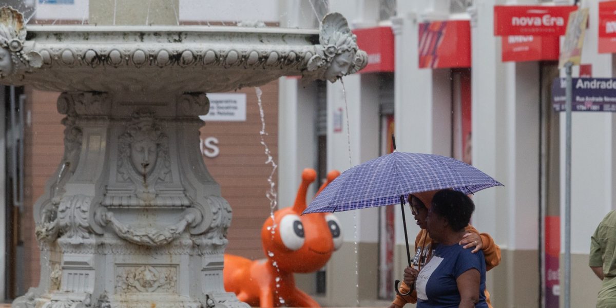 Primeira terça-feira de abril será de céu nublado com chuva fraca