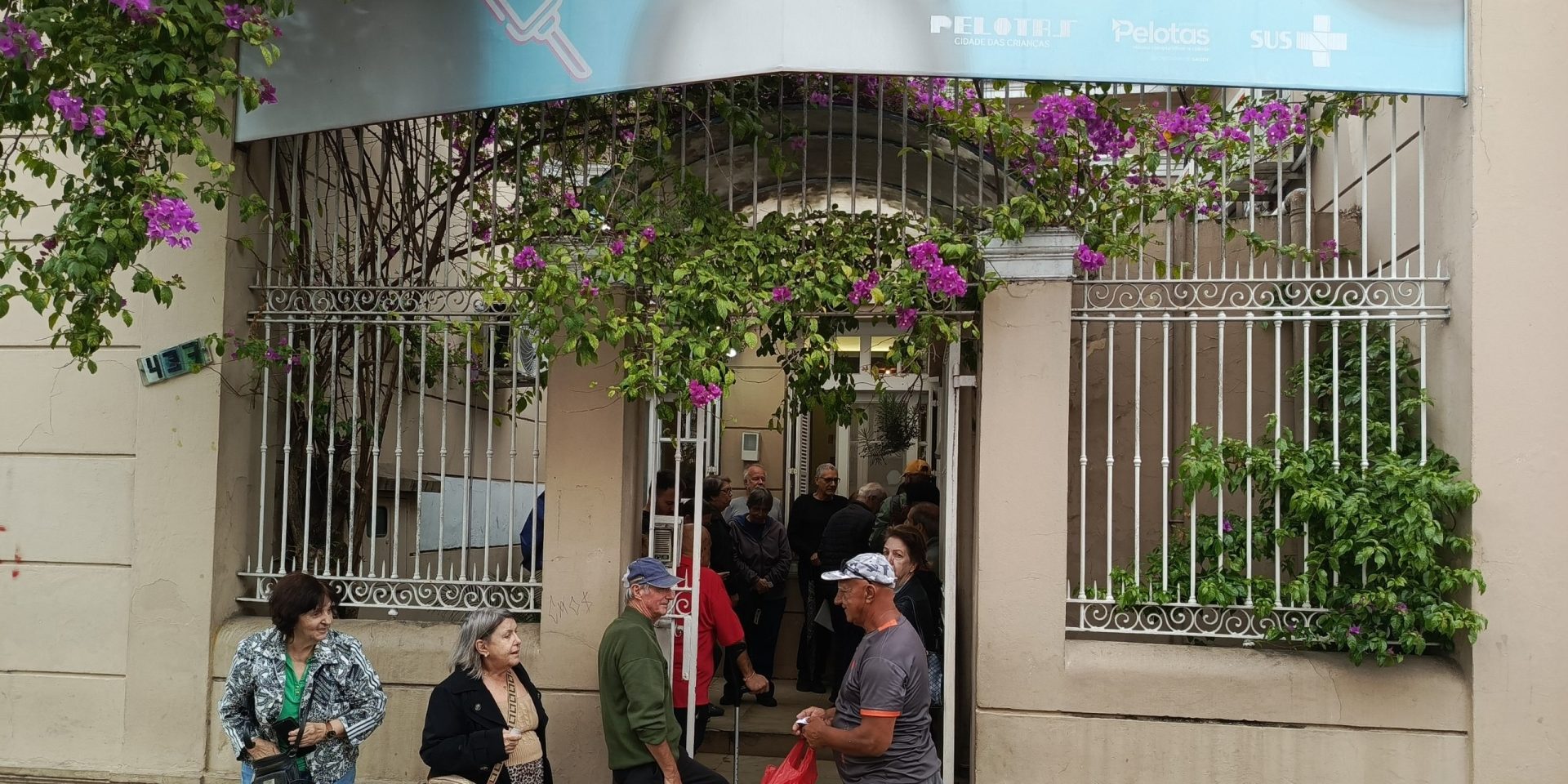 Longas filas marcam primeiro dia de vacina contra a gripe em Pelotas