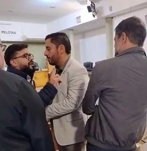 Novo bate-boca entre Cauê e Ivan paralisa Câmara