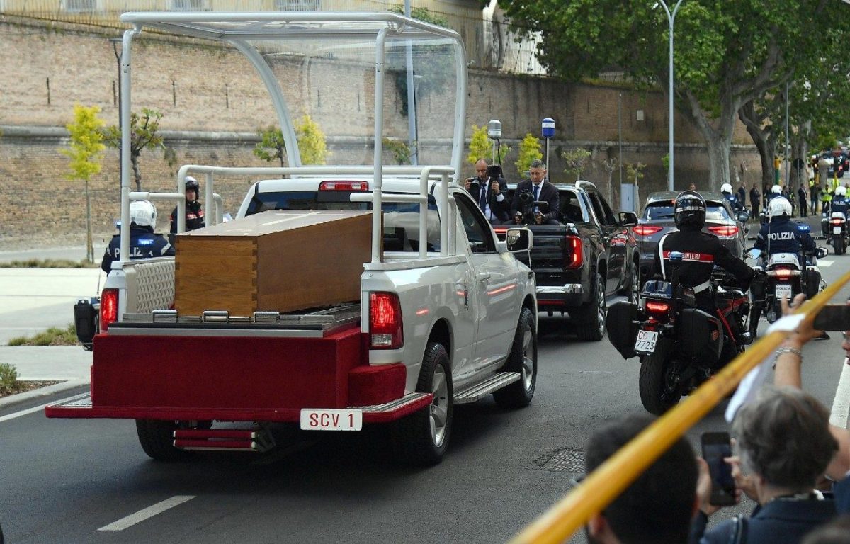 Milhares de pessoas participam do cortejo fúnebre de Francisco