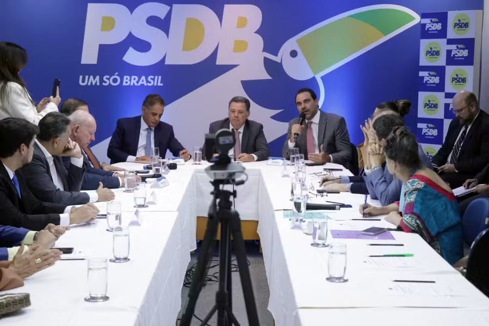 PSDB encaminha fusão com Podemos